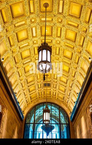 Toronto, Canada, architettura interna del soffitto nell'edificio Canadian Imperial Bank of Commerce situato in King Street Foto Stock