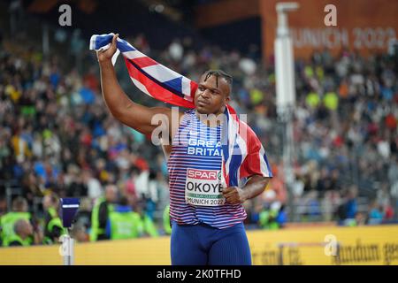 Lawrence Okoye con la bandiera del suo paese ai Campionati europei di atletica a Monaco di Baviera del 2022. Foto Stock