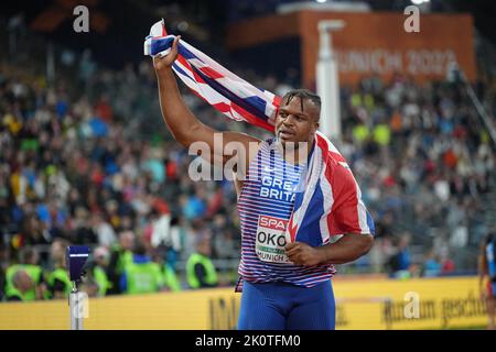 Lawrence Okoye con la bandiera del suo paese ai Campionati europei di atletica a Monaco di Baviera del 2022. Foto Stock