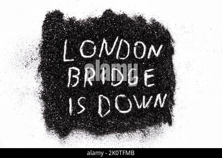 È il nome in codice dell'operazione quando la regina dell'Inghilterra muore scritta sul glitter nero - LONDON BRIDGE È GIÙ. Foto Stock