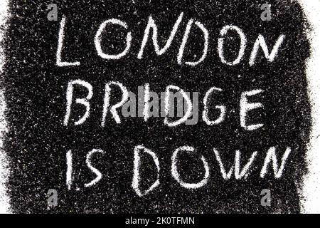 È il nome in codice dell'operazione quando la regina dell'Inghilterra muore scritta sul glitter nero - LONDON BRIDGE È GIÙ. Foto Stock