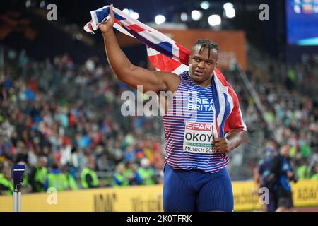 Lawrence Okoye con la bandiera del suo paese ai Campionati europei di atletica a Monaco di Baviera del 2022. Foto Stock