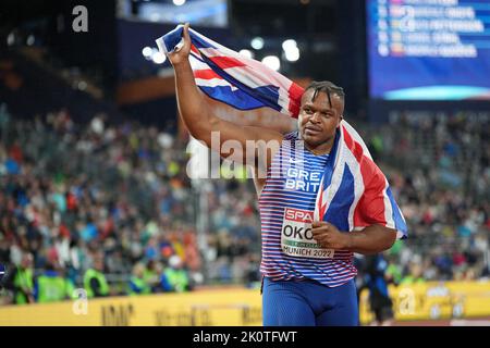 Lawrence Okoye con la bandiera del suo paese ai Campionati europei di atletica a Monaco di Baviera del 2022. Foto Stock