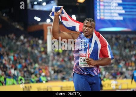 Lawrence Okoye con la bandiera del suo paese ai Campionati europei di atletica a Monaco di Baviera del 2022. Foto Stock