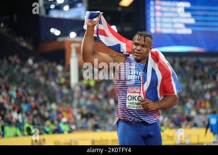 Lawrence Okoye con la bandiera del suo paese ai Campionati europei di atletica a Monaco di Baviera del 2022. Foto Stock