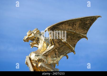 Un drago dorato sulla cima di una fontana in Den Bosch. Fu collocato nel 1903 all'incrocio tra 'Stationsweg' e 'Koninginnelaan'. Foto Stock