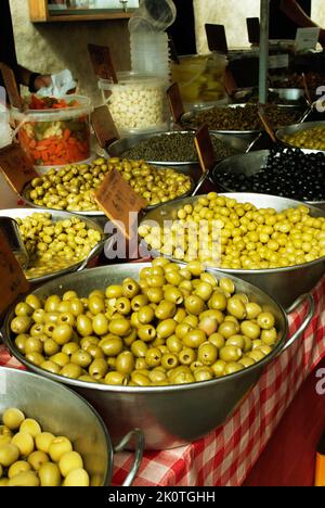 Un mercato in stallo Pollenca Maiorca vendita di olive verdi Foto Stock