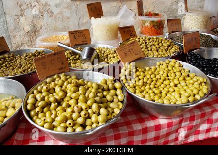 Un mercato in stallo Pollenca Maiorca vendita di olive verdi Foto Stock