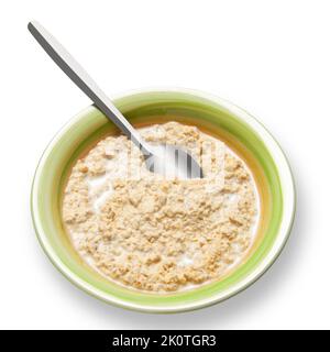 Ciotola di avena di porridge con cucchiaio, isolato su bianco con percorso tagliato Foto Stock