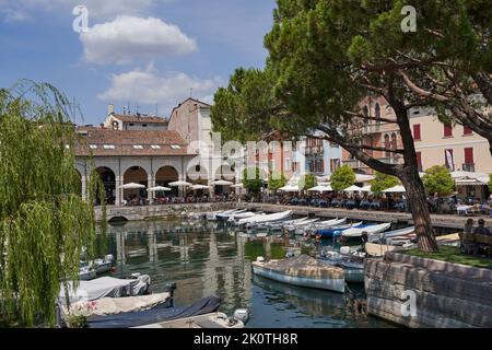 Desenzano del Garda, Italia - 12 luglio 2022 - Porto Vecchio in una soleggiata mattinata estiva Foto Stock