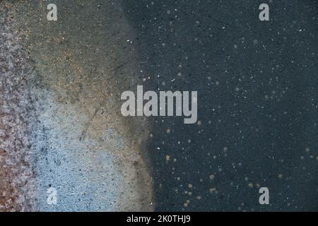 Texture dello sfondo bianco e nero. Motivo bianco-dorato in pietra nera naturale. Sfondo con texture in marmo nero. Lussuoso con un motivo dorato di marmo nero. Grigio scuro. Foto Stock