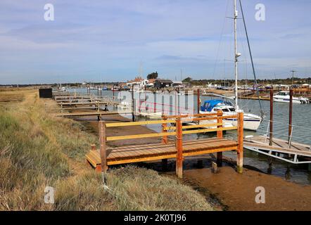 Il fiume Blyth a Walberswick Suffolk con barche ormeggiate e jetties in legno Foto Stock