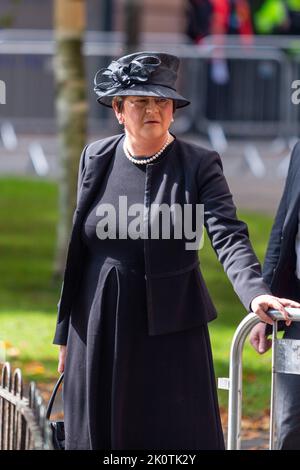 Belfast, Regno Unito. 13th Set, 2022. Dignatries arriva per il servizio di riflessione per la defunto sua Maestà la Regina Elisabetta II Credit: Bonzo/Alamy Live News Foto Stock