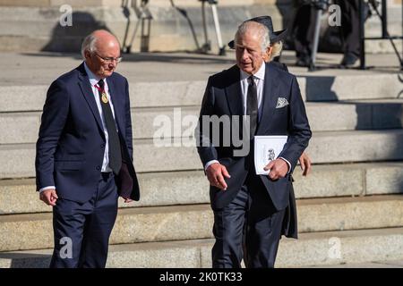 Belfast, Regno Unito. 13th Set, 2022. Dignatries arriva per il servizio di riflessione per la defunto sua Maestà la Regina Elisabetta II Credit: Bonzo/Alamy Live News Foto Stock