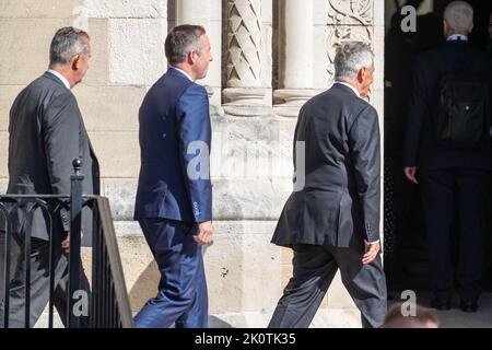 Belfast, Regno Unito. 13th Set, 2022. Dignatries arriva per il servizio di riflessione per la defunto sua Maestà la Regina Elisabetta II Credit: Bonzo/Alamy Live News Foto Stock