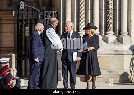 Belfast, Regno Unito. 13th Set, 2022. Dignatries arriva per il servizio di riflessione per la defunto sua Maestà la Regina Elisabetta II Credit: Bonzo/Alamy Live News Foto Stock