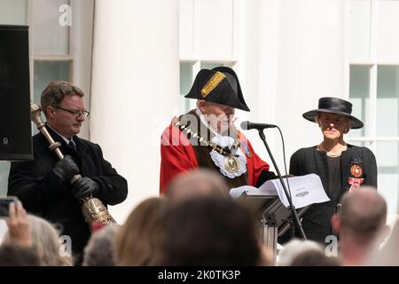 Una proclamazione dell'adesione del re Carlo III che viene letta ad alta voce dal sindaco di Basingstoke, consigliere Paul Miller, nel centro di Basingstoke Foto Stock