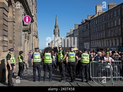 Royal Mile, Edimburgo, Scozia, Regno Unito. Le folle si riuniscono per la bara di sua Maestà la Regina Elisabetta II con partenza dalla Cattedrale di St Giles.13th settembre 2022. Nella foto: Tra il Palazzo Holyrood e le camere della città poco più di 300 agenti di polizia sono stati contati in servizio. Stima ci sono stati circa 400 o più su tutto il Royal Mile. Credit: Arch White/alamy live news. Foto Stock