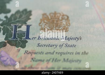 08/09/2022, Elisabetta II, Regina del Regno Unito morì. Un messaggio della regina sulla pagina interna di un passaporto britannico e di uno stemma reale Foto Stock