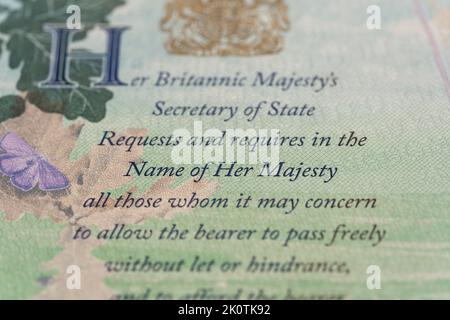 Il 8 settembre 2022 morì Elisabetta II, Regina del Regno Unito. Un messaggio della regina sulla pagina interna di un passaporto britannico 'sua Maestà' Foto Stock