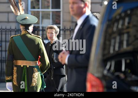Edimburgo Scozia, Regno Unito 13 settembre 2022. Anna, Principessa reale arriva alla Cattedrale di St Giles davanti alla bara di Maestà la Regina Elisabetta II che viene rimossa per iniziare il viaggio a Londra. Credit sst/alamy live news Foto Stock