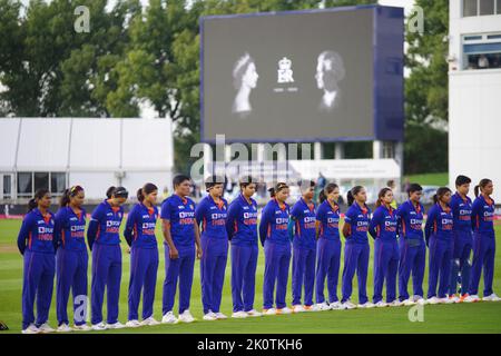 Derby, Regno Unito. 13th Set, 2022. India Donne in piedi per un minuto di silenzio in memoria di sua Maestà Regina Elisabetta II prima della loro seconda Viatlity IT20 presso la Incora County Ground, Derby Credit: Colin Edwards/Alamy Live News Foto Stock