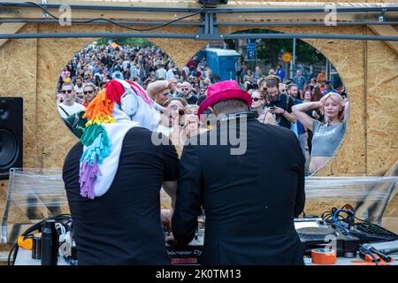 DJ che suonano musica alle persone che ballano per strada al Kallio Block Party nel quartiere di Alppila, Helsinki, Finlandia Foto Stock