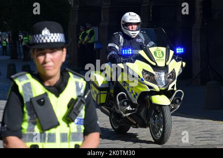 Edimburgo Scozia, Regno Unito 13 settembre 2022. Attività della polizia prima che sua Maestà la Regina Elisabetta II venga rimossa dalla Cattedrale di St Giles per iniziare il viaggio a Londra. Credit sst/alamy live news Foto Stock
