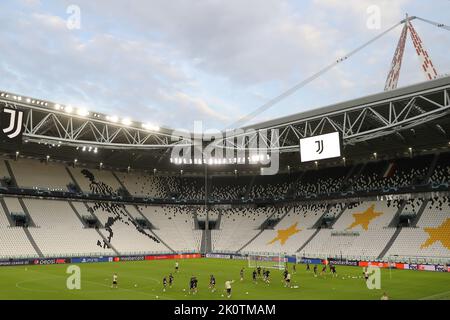 Torino, Italia. 13th Set, 2022. Una panoramica generale durante la sessione di allenamento SL Benfica allo Stadio Juventus di Torino. Data foto: 13th settembre 2022. Il credito per le immagini dovrebbe essere: Jonathan Moskrop/Sportimage Credit: Sportimage/Alamy Live News Foto Stock
