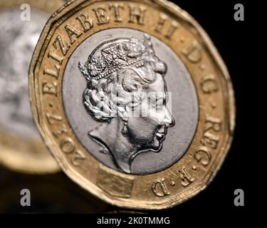 Una moneta da una libbra con la regina accesa Foto Stock