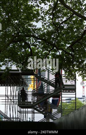 Strutture temporanee e lavoratori sono contagliati contro il Victoria Memorial di Londra in vista delle celebrazioni del Platinum Jubilee. Foto Stock