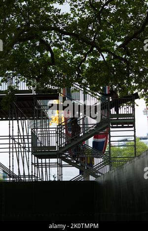 Strutture temporanee e lavoratori sono contagliati contro il Victoria Memorial di Londra in vista delle celebrazioni del Platinum Jubilee. Foto Stock