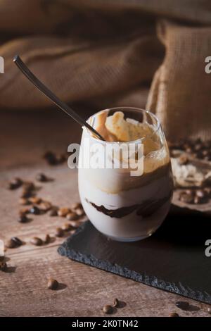 Chiudere il frullato di caffè con un cucchiaio di metallo Foto Stock
