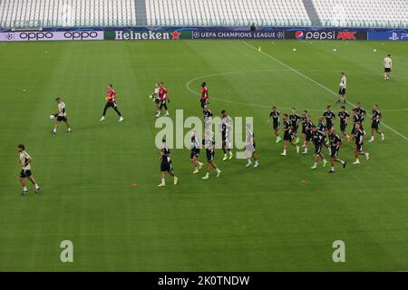 Torino, Italia. 13th Set, 2022. I giocatori si scaldano durante la sessione di allenamento SL Benfica allo Stadio Juventus di Torino. Data foto: 13th settembre 2022. Il credito per le immagini dovrebbe essere: Jonathan Moskrop/Sportimage Credit: Sportimage/Alamy Live News Foto Stock