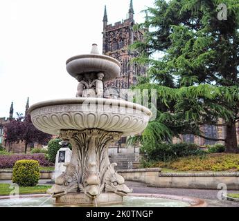 Chiesa e giardini di St Peters Wolverhampton - 2022 luglio Foto Stock