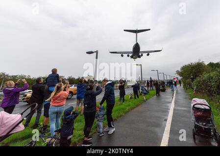 RAF Northolt, South Ruislip, Londra, Regno Unito. 13th Set, 2022. Il corpo della regina Elisabetta II è stato volato dall'aeroporto di Edimburgo dal Royal Air Force Boeing C-17A Globemaster III numero di serie ZZ177 ed è visto in finale per atterrare al RAF Northolt. La bara sarà quindi trasferita al trasporto su strada per il viaggio a Buckingham Palace. Il grande velivolo di trasporto atterrato sopra il A40 e membri del pubblico che aveva sfidato la pioggia. Nominativo Kittyhawk per la regina per l'ultima volta Foto Stock