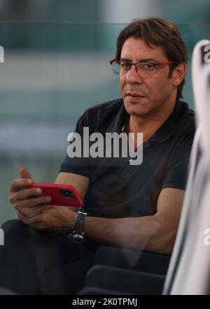 Torino, Italia. 13th Set, 2022. Manuel Rui Costa SL Benfica Presidente reagisce mentre assiste la sessione di formazione allo Stadio Juventus di Torino. Data foto: 13th settembre 2022. Il credito per le immagini dovrebbe essere: Jonathan Moskrop/Sportimage Credit: Sportimage/Alamy Live News Foto Stock