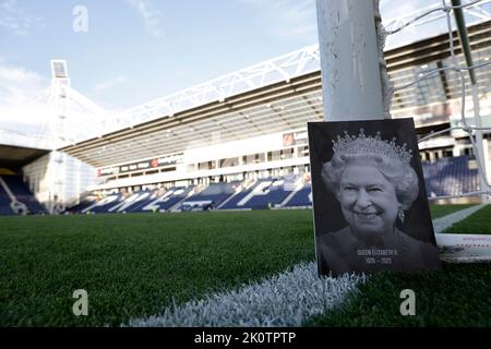 Una visione generale del programma ufficiale di matchday che mostra la regina Elisabetta II davanti alla partita del campionato Sky Bet al Deepdale Stadium, Preston. Data immagine: Martedì 13 settembre 2022. Foto Stock