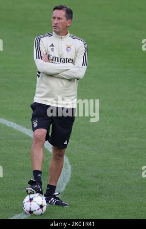 Torino, Italia. 13th Set, 2022. Roger Schmidt allenatore capo di SL Benfica reagisce prima della sessione di allenamento allo Stadio Juventus di Torino. Data foto: 13th settembre 2022. Il credito per le immagini dovrebbe essere: Jonathan Moskrop/Sportimage Credit: Sportimage/Alamy Live News Foto Stock