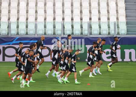 Torino, Italia. 13th Set, 2022. I giocatori si scaldano insieme durante la sessione di allenamento SL Benfica allo Stadio Juventus di Torino. Data foto: 13th settembre 2022. Il credito per le immagini dovrebbe essere: Jonathan Moskrop/Sportimage Credit: Sportimage/Alamy Live News Foto Stock