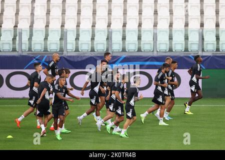 Torino, Italia. 13th Set, 2022. I giocatori si scaldano insieme durante la sessione di allenamento SL Benfica allo Stadio Juventus di Torino. Data foto: 13th settembre 2022. Il credito per le immagini dovrebbe essere: Jonathan Moskrop/Sportimage Credit: Sportimage/Alamy Live News Foto Stock