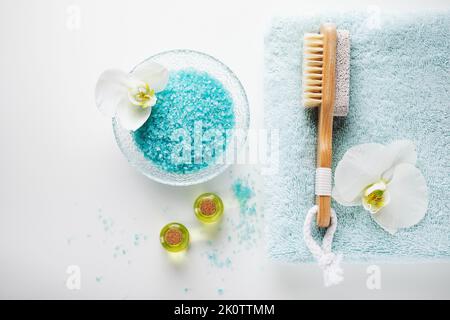 Sale marino, oli essenziali, pennello e pietra pomice per i piedi. Prodotti per la cura del corpo. Accessori da bagno. Foto Stock