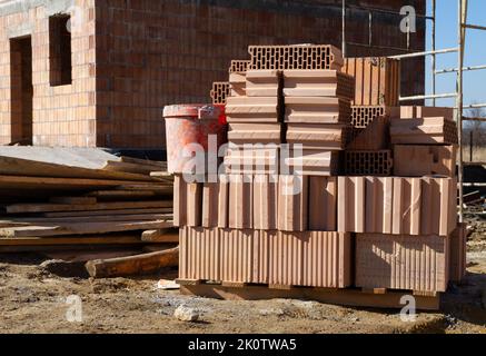 Casa singola-famiglia fatta di blocchi cavi o mattoni. Nuova casa indipendente in costruzione. Foto Stock