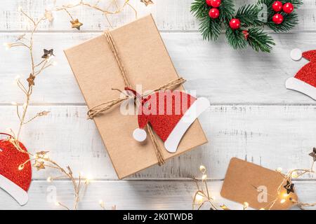 Scatola regalo di Natale avvolta in carta artigianale Foto Stock