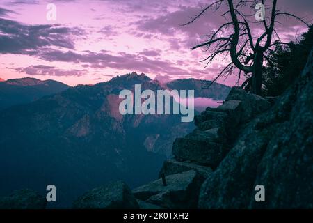 Un bellissimo scatto di montagne sotto un cielo rosa Foto Stock
