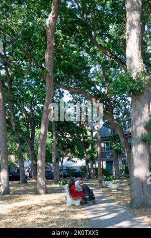 Coppia seduta a Greenleaf Park a Ocean Grove, Neptune Township, Monmouth County, New Jersey, Stati Uniti. Foto Stock