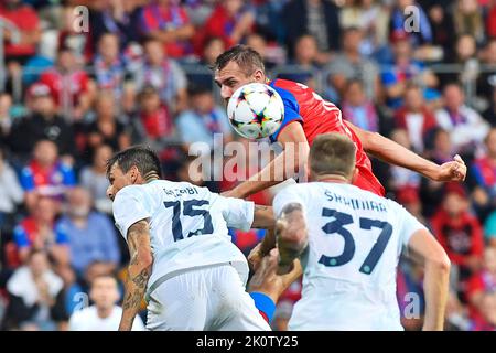 Pilsen, Repubblica Ceca. 13th Set, 2022. Dai calciatori di sinistra Francesco Acerbi dell'Inter Milan, Tomas Chory di Viktoria Plzen e Milano Skriniar e dell'Inter Milan in azione durante la Viktoria Plzen vs Inter Milan, 2nd° round del gruppo C di calcio Champions' League a Pilsen, Repubblica Ceca, 13 settembre 2022. Credit: Miroslav Chaloupka/CTK Photo/Alamy Live News Foto Stock