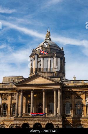 Union Jack vola a mezza asta sul Municipio di Liverpool per il passaggio della Regina Elisabetta II Foto Stock