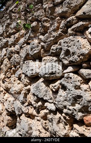 Vecchio muro a secco costruito con pietre locali. Foto Stock