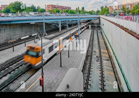 VIC, Spagna - 11 settembre 2022: Treno pendolare Catalunya che entra alla stazione di Vic, senza persone in attesa nel tardo pomeriggio di un giorno di settembre Foto Stock